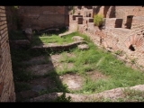 06793 ostia - regio i - insula ix - caseggiato dietro la curia (i,ix,1) - raum in der suedwestecke - bli ri westen - 09-2022.jpg